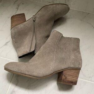 Crown Vintage leather ankle  boots size 7M tan  side zip up